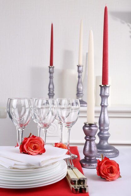 Kolacja przy świecach z daniem głównym